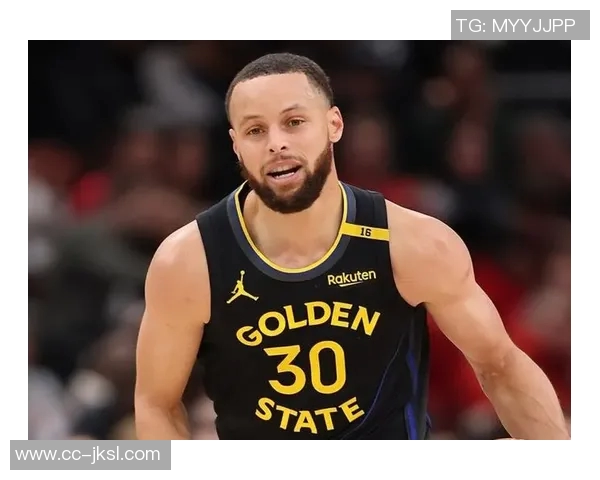 库里盛赞巴特勒训练赛表现出色攻防两端展现统治力