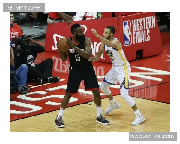 哈登右肩僵硬热身后将决定是否对阵勇士的出战情况 哈登右肩僵硬热身后将决定是否对阵勇士的出战情况