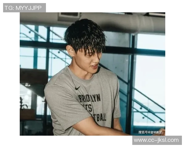 曾凡博突破遭遇压力险些失误及时回传队友化解危机